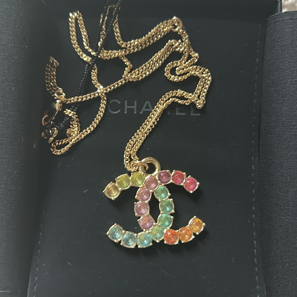 CHANEL CC fashion necklace.